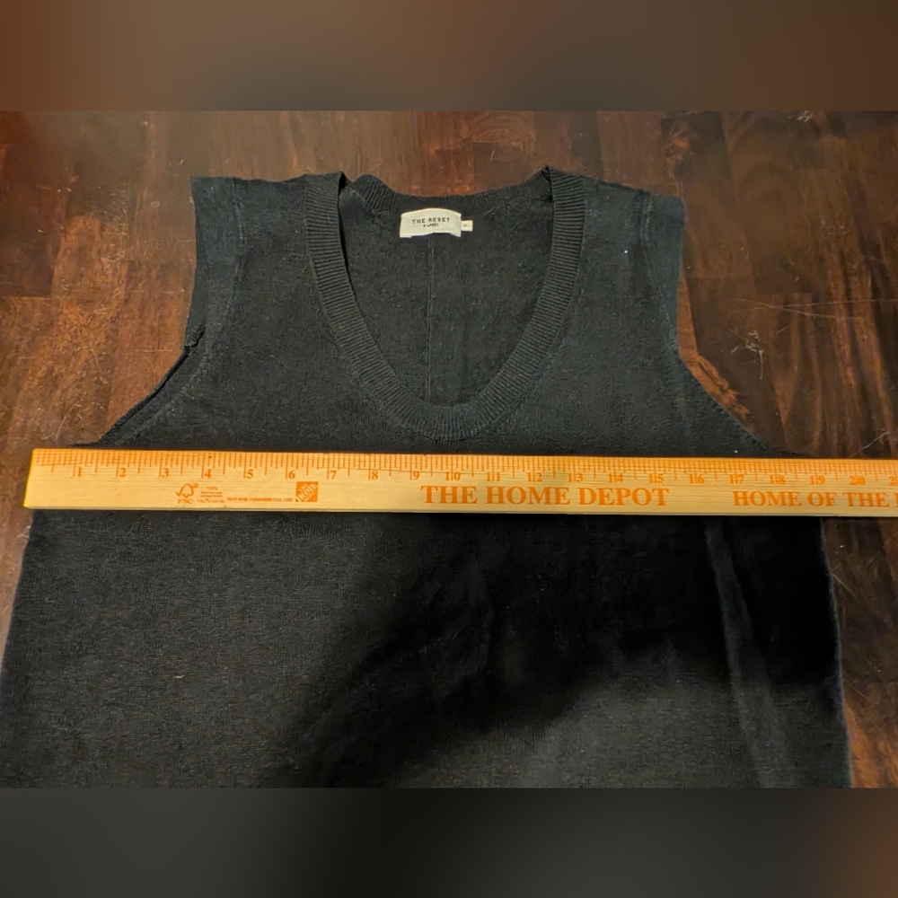 The Reset R LABEL Women's V-Neck Black LINEN BLEND Sweater Vest, SIZE M - Picture 3 of 4
